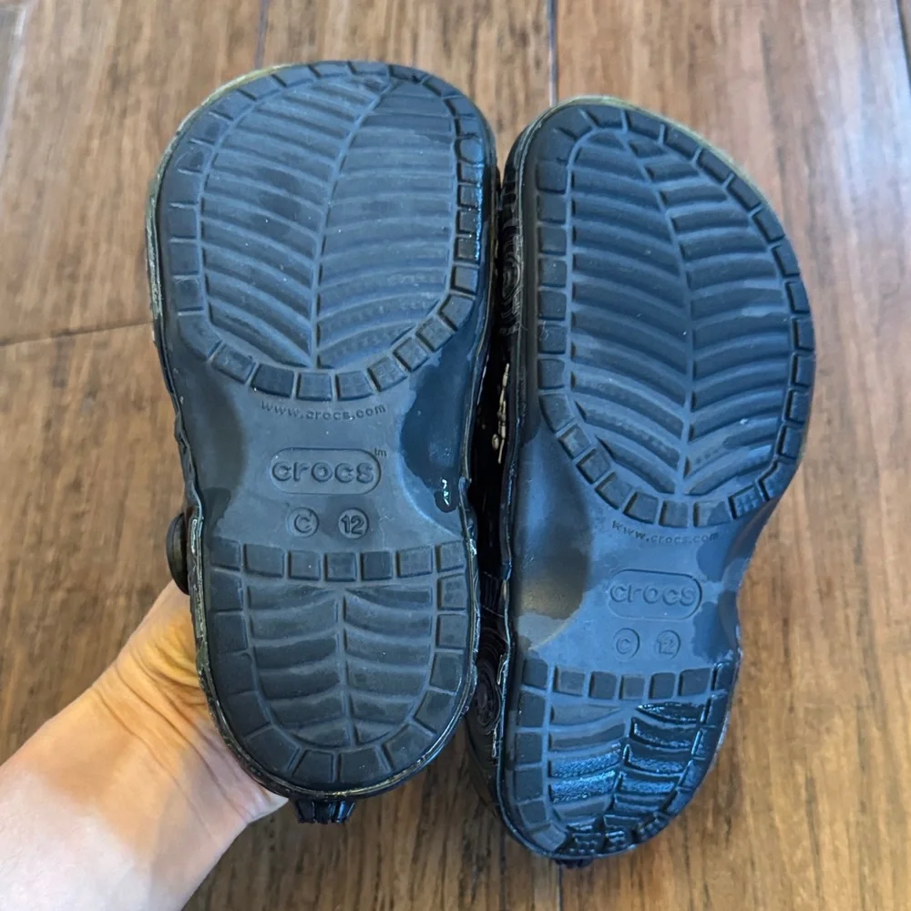 CROCS Kids Black Sandal Clogs with Yellow Accents 12C euc